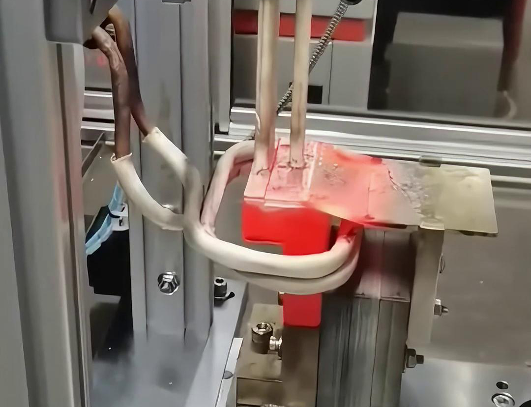 框架断路器母排铜排高频焊接过程。采用高频自动焊接