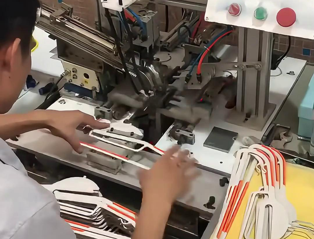 你知道衣架的铁钩是怎么插入到塑料里面的吗，要利用到