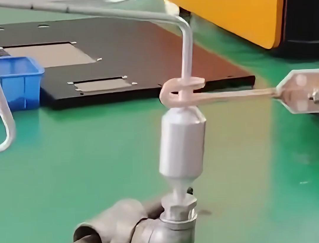 铝管铝储液器正在进行钎焊，用的是手持式高频香蕉视频啪啪啪焊机