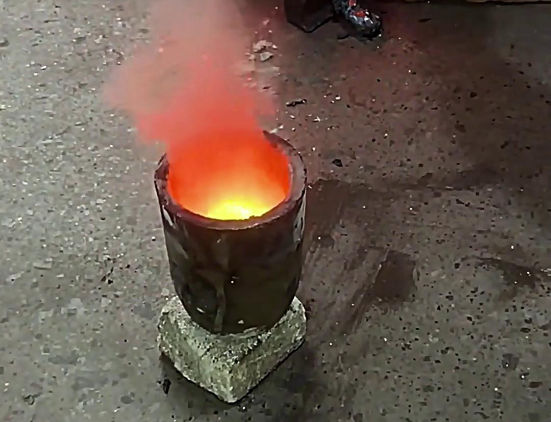 香蕉视频在线观看免费小型中频熔炼炉助力黄金矿粉熔炼测试(图1) 香蕉视频在线观看免费小型中频熔炼炉助力黄金矿粉熔炼测试(图1)