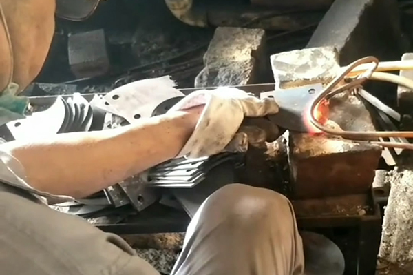 中高频香蕉视频啪啪啪加热设备对刀具淬火生产过程
